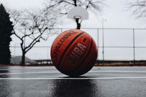 NBA全明星赛精彩扣篮瞬间，球员在空中展开身体，篮球即将入筐