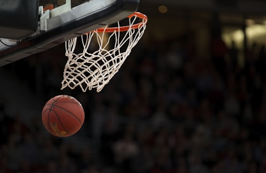 NBA季后赛激烈对抗场景，湖人队与凯尔特人队球员在篮下争抢篮板球，现场气氛紧张热烈